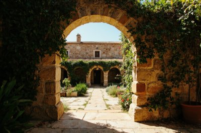 AI-generated travel thumbnail for Muro de Aguas