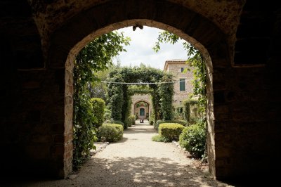 AI-generated travel thumbnail for Nages-et-Solorgues