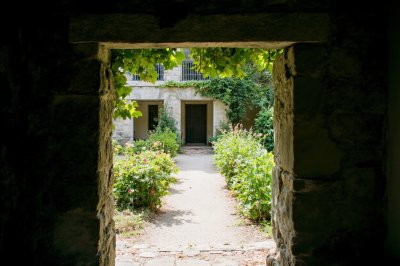 AI-generated travel thumbnail for Neauphle-le-Château