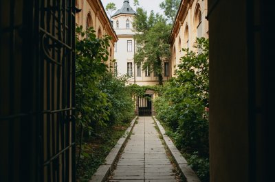 AI-generated travel thumbnail for Novokuz’minki