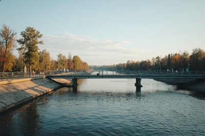 AI-generated travel thumbnail for Onesti