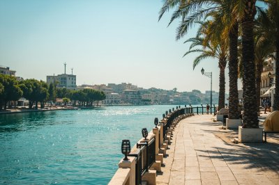 AI-generated travel thumbnail for Oran
