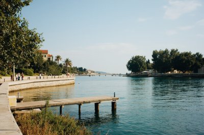 AI-generated travel thumbnail for Ovriá