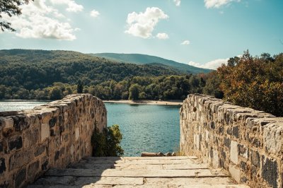 AI-generated travel thumbnail for Panoias de Cima