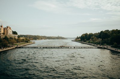 AI-generated travel thumbnail for Parres