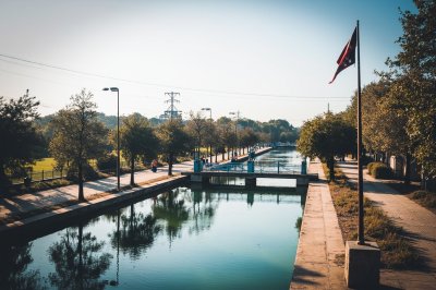 AI-generated travel thumbnail for Paseos del Marqués