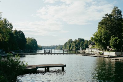 AI-generated travel thumbnail for Pompaples