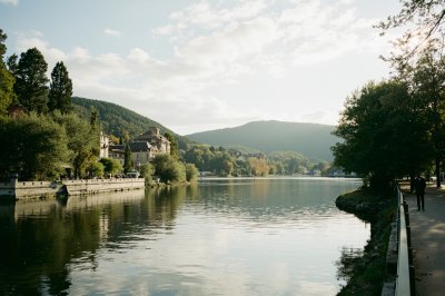 AI-generated travel thumbnail for Pont-de-Veyle