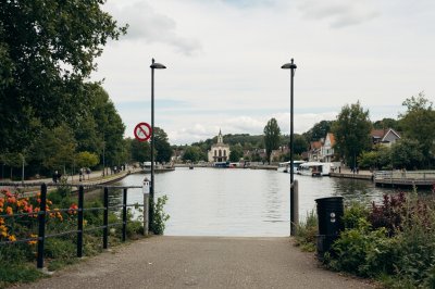 AI-generated travel thumbnail for Préseau