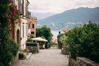 AI-generated travel thumbnail for Provincia di Como