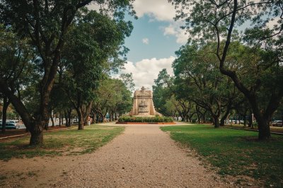 AI-generated travel thumbnail for Puerto Leoni