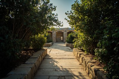 AI-generated travel thumbnail for Qal‘ah-ye Shahr
