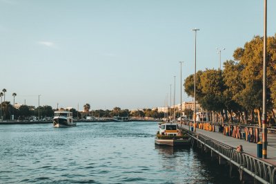 AI-generated travel thumbnail for Radès