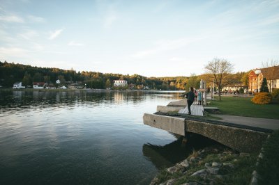 AI-generated travel thumbnail for Re