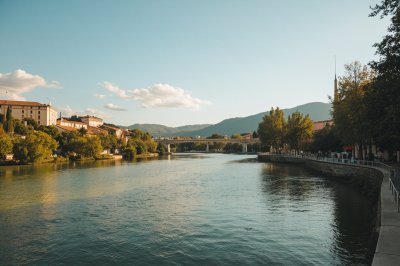 AI-generated travel thumbnail for Regueras de Arriba