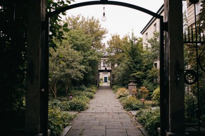 AI-generated travel thumbnail for Renfrew