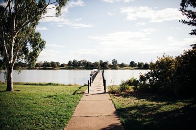 AI-generated travel thumbnail for Renmark West