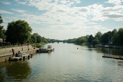 AI-generated travel thumbnail for Rhens
