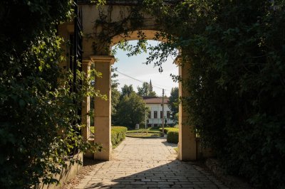 AI-generated travel thumbnail for Roma