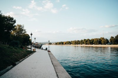 AI-generated travel thumbnail for Roskovec