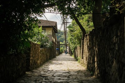 AI-generated travel thumbnail for Rovira Arriba