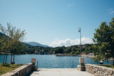 AI-generated travel thumbnail for Rrethi i Devollit