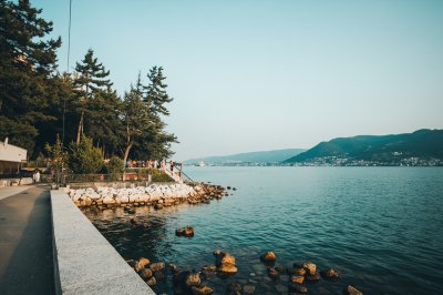 AI-generated travel thumbnail for Rrethi i Hasit