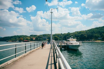 AI-generated travel thumbnail for Rrethi i Krujës