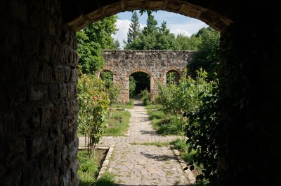 AI-generated travel thumbnail for Săcalu de Pădure