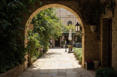 AI-generated travel thumbnail for Saḩāb