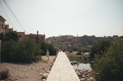 AI-generated travel thumbnail for Şakhrah