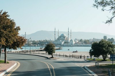 AI-generated travel thumbnail for Saray