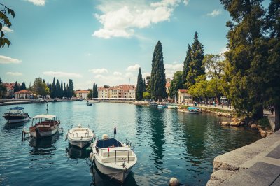AI-generated travel thumbnail for Solin