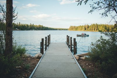 AI-generated travel thumbnail for Spirit Lake