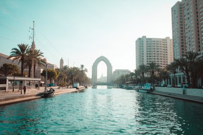AI-generated travel thumbnail for Suez