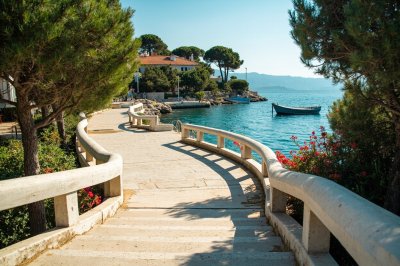 AI-generated travel thumbnail for Sutomore