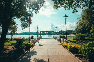 AI-generated travel thumbnail for Taphan Hin