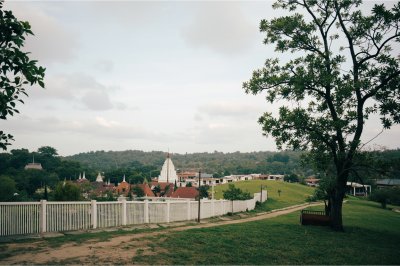 AI-generated travel thumbnail for Tbeng Meanchey