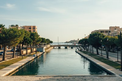 AI-generated travel thumbnail for Tríkomo