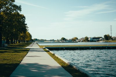 AI-generated travel thumbnail for Urbancrest