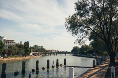 AI-generated travel thumbnail for Versalles