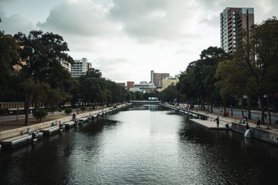 AI-generated travel thumbnail for Villa del Parque