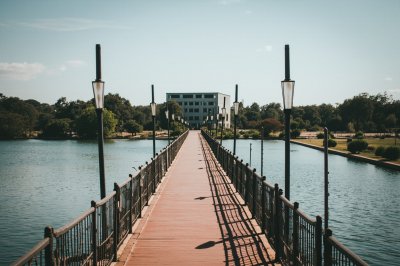 AI-generated travel thumbnail for Villa Hayes