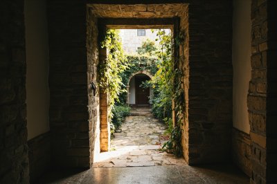 AI-generated travel thumbnail for Villanueva de Gómez