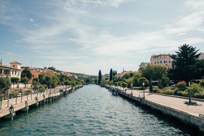 AI-generated travel thumbnail for Vinalesa