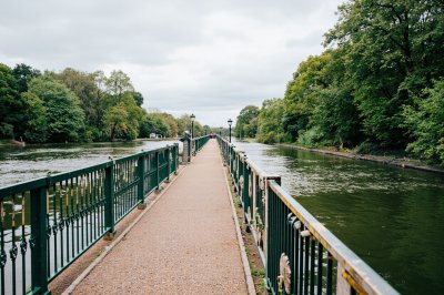 AI-generated travel thumbnail for Warwickshire